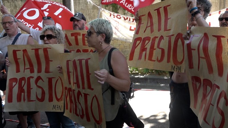 Lavoro, il "Fate presto" di 1200 tirocinanti arriva alla Rai di Napoli