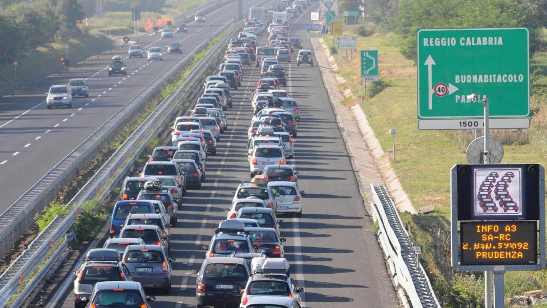 Vacanze 2026, bollino rosso in autostrada: 16 milioni di auto verso il mare. Inizia l’estate italiana e inizia l'esodo
