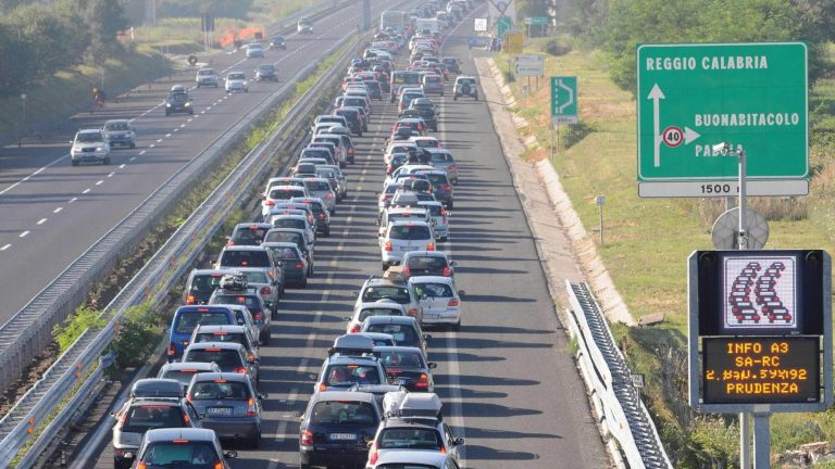 Vacanze 2026, bollino rosso in autostrada: 16 milioni di auto verso il mare. Inizia l’estate italiana e inizia l'esodo