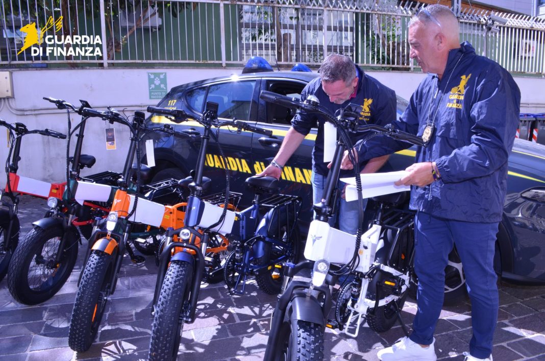 Motorini travestiti da bici, sequestrate e-bike cinesi: il blitz della guardia di finanza coinvolge anche la Campania