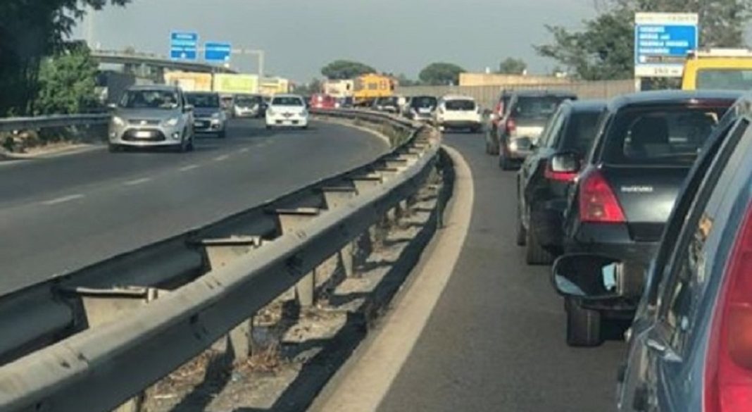 Incidente sulla circumvallazione tra Mugnano e Melito, c’è un uomo tra le lamiere. Traffico in tilt