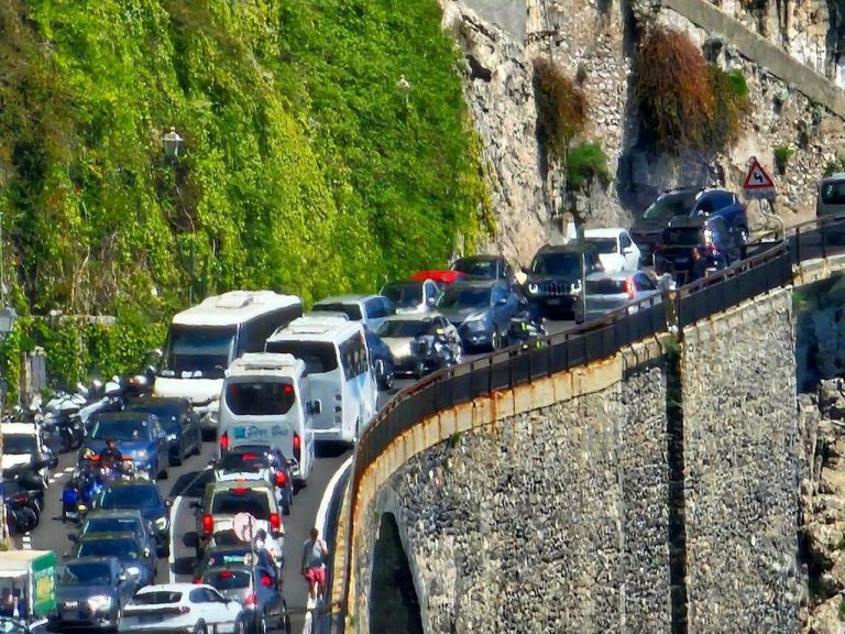 Costiera, piovono sassi dalla montagna: 'Statale 163 Amalfitana' bloccata a Vico Equense