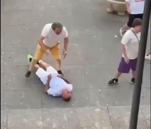 Follia a Grumo Nevano, calcio in faccia a un 70enne ora in prognosi riservata: arrestato 18enne per tentato omicidio – IL VIDEO