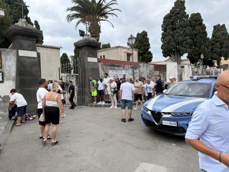 Segue la moglie nel cimitero e le spara, tentato femminicidio nel Napoletano
