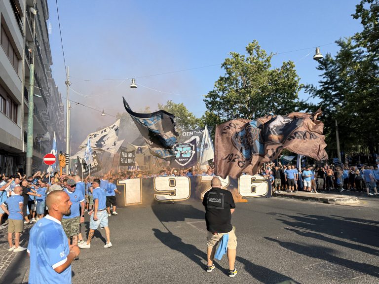 La città si tinge di azzurro, sul lungomare il corteo dei tifosi per il 100* del Napoli
