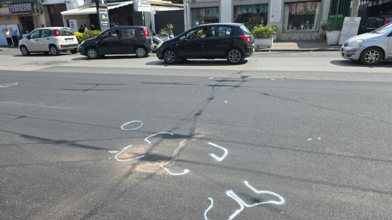 Un pedone è stato falciato in pieno da un auto al quadrivio di Secondigliano: è morto sul colpo