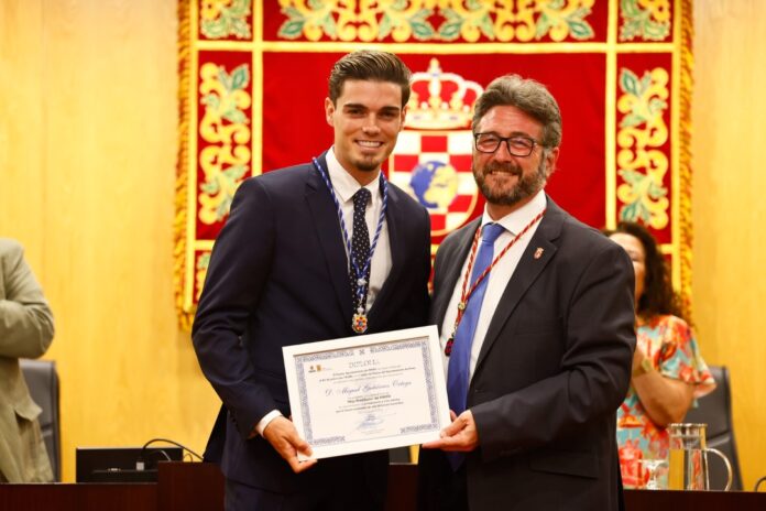 Miguel Gutierrez e il sindaco di Pinto (fonte: profilo Instagram Ayuntamento de Pinto)