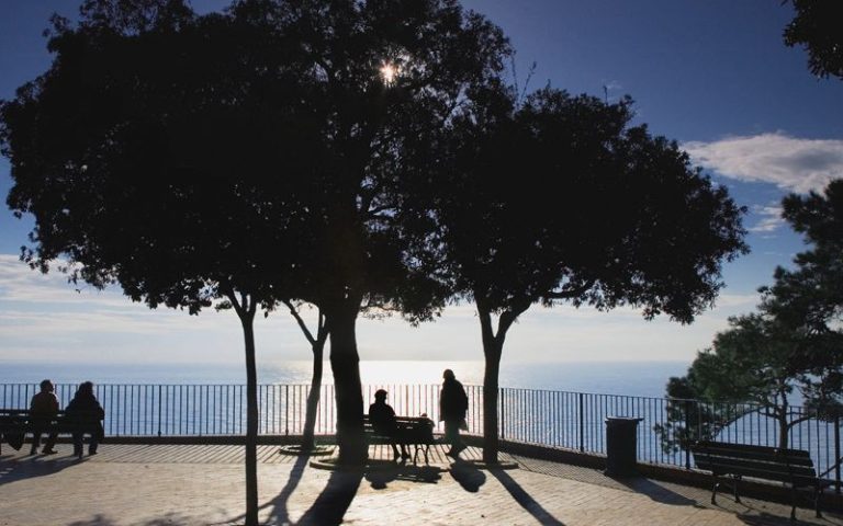 Uno dei belvederi più conosciuti nel mondo, quella terrazza sospesa sul mare di Punta Tragara a Capri  abbracciata dai Faraglioni, si prepara a diventare il palcoscenico eterno di Peppino Di Capri