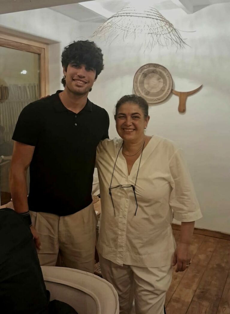 Lo spagnolo è arrivato in barca alla Marina della Corricella per cenare con gli amici in un noto ristorante. I presenti sull'isola di Arturo lo hanno subito riconosciuto e lui si è concesso volentieri ai selfie