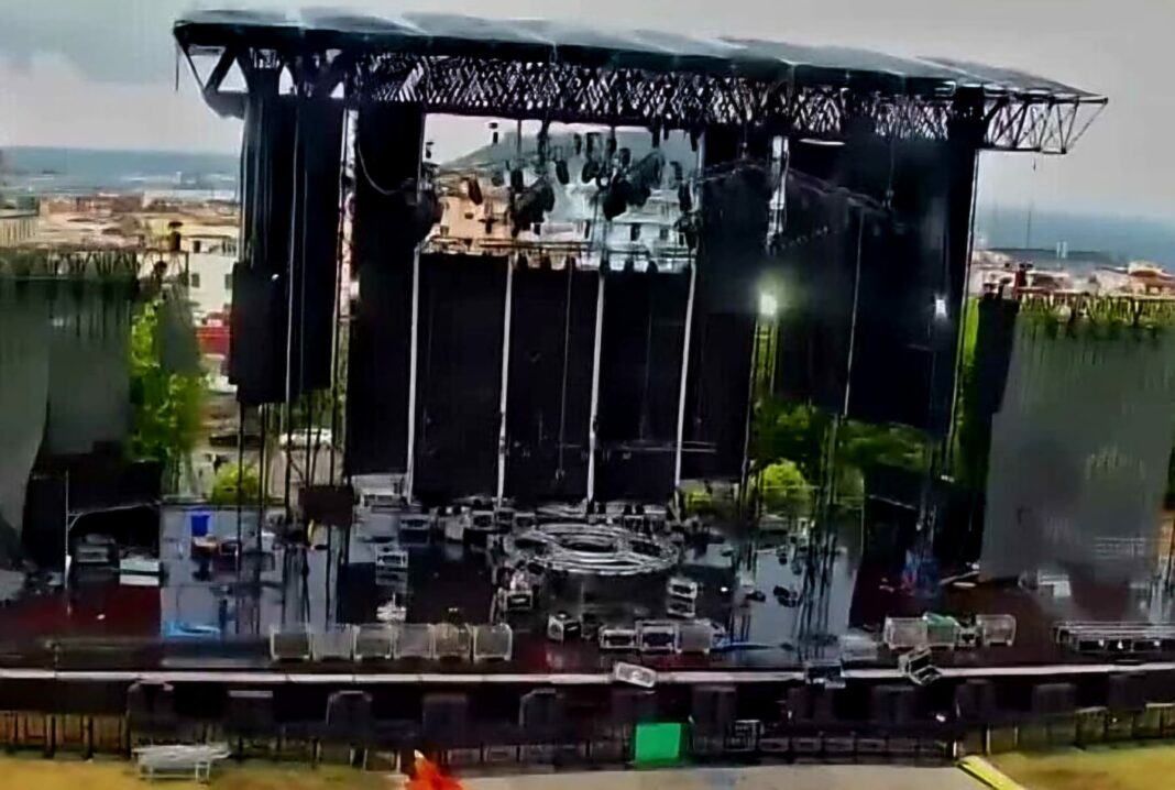 Il forte vento fa crollare il palco per i concerti nell'ex Base Nato di Bagnoli. Ma la kermesse musicale domani partirà regolarmente