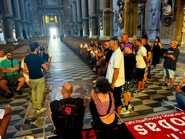 I disoccupati Cobas occupano l'altare del Duomo per protesta contro il blocco dei tirocini deciso dal governo. Interviene il Cardinale e riporta la calma