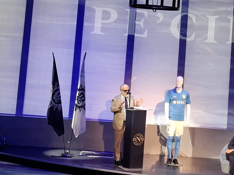 De Laurentiis sul mercato: “Secondo me non dovremmo comprare nessuno e vendere molti giocatori”