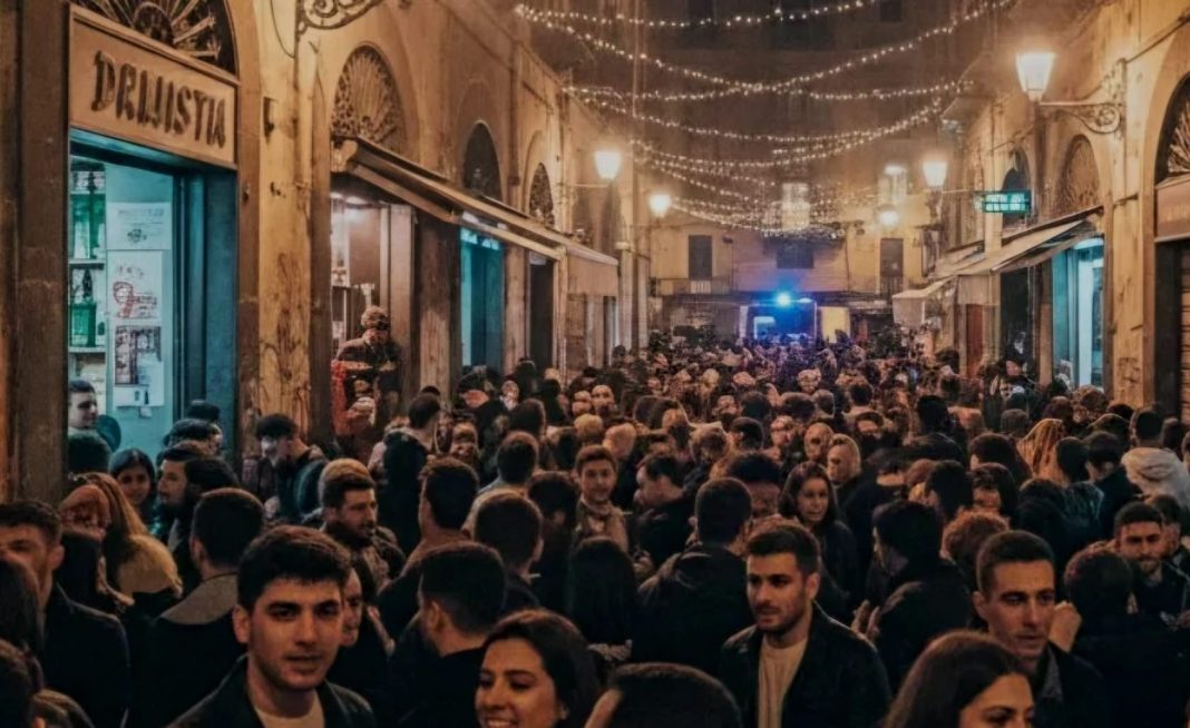 A Napoli è una delle discussioni più partecipate e divisive sui social e nei bar, i social di una volta. La questione della movida notturna