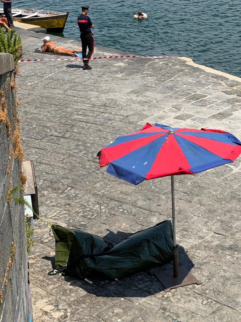 Cadavere ripescato nelle acque antistante il lungomare di Napoli, è un uomo di circa 30 anni
