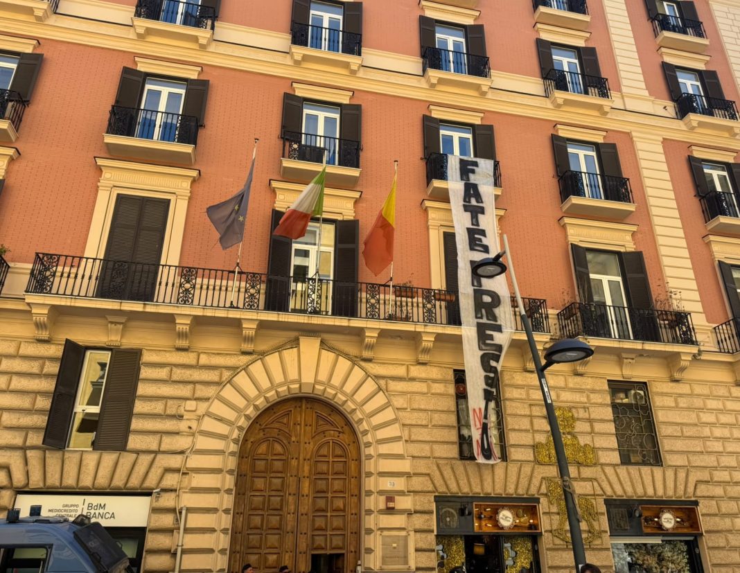 “Fate Presto”, i precari srotolano lo striscione dal balcone del palazzo consiliare di Napoli contro il blocco tirocini deciso dal Governo