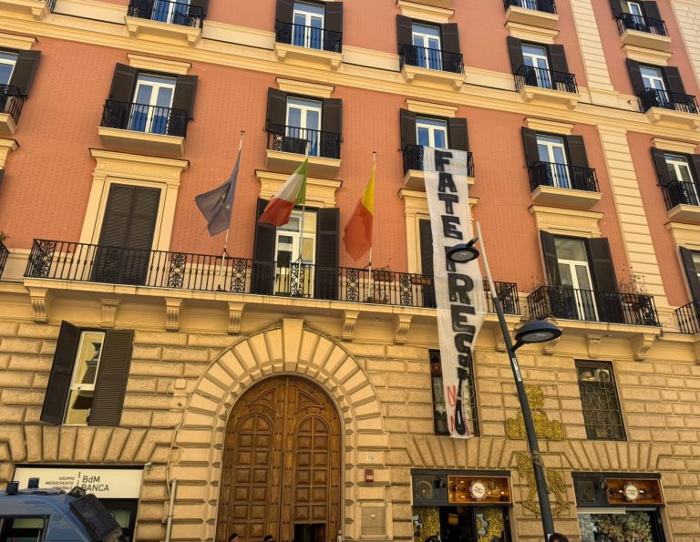 “Fate Presto”, i precari srotolano lo striscione dal balcone del palazzo consiliare di Napoli contro il blocco tirocini deciso dal Governo