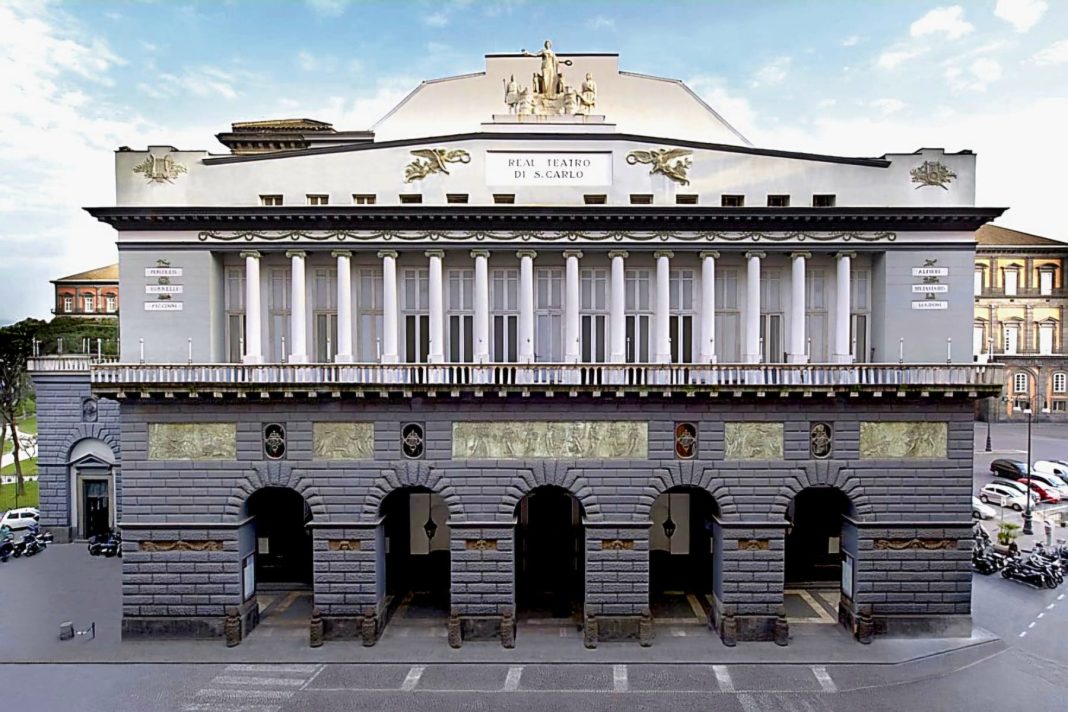 La corona della statua di Partenope si stacca dalla parte alta della facciata del Teatro San Carlo
