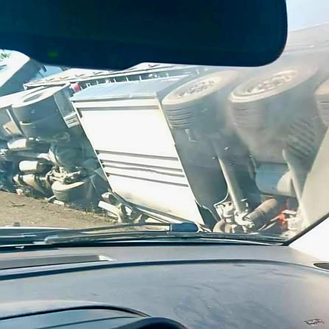 Camion si ribalta e blocca l'autostrada: ingorgo alle porte di Napoli