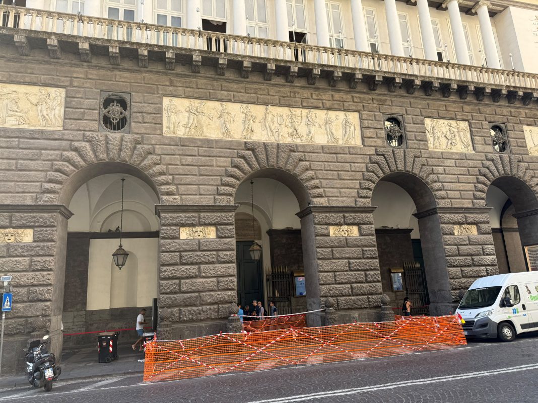 La corona della statua di Partenope si stacca dalla parte alta della facciata del Teatro San Carlo