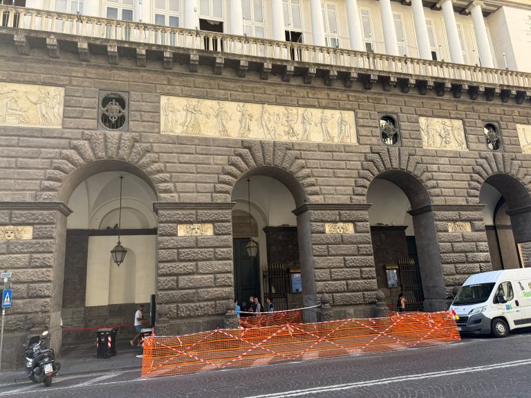 La corona della statua di Partenope si stacca dalla parte alta della facciata del Teatro San Carlo