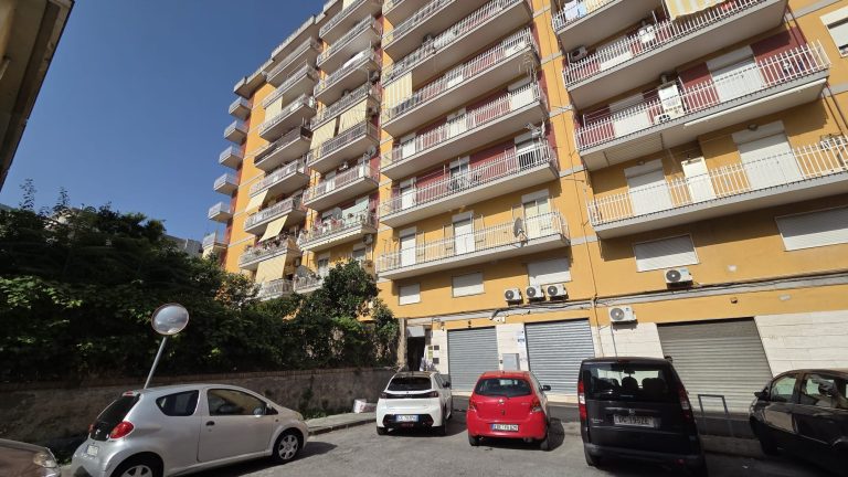 Pagani, strangola il padre durante un litigio. Intervengono i carabinieri, 27enne finisce in manette