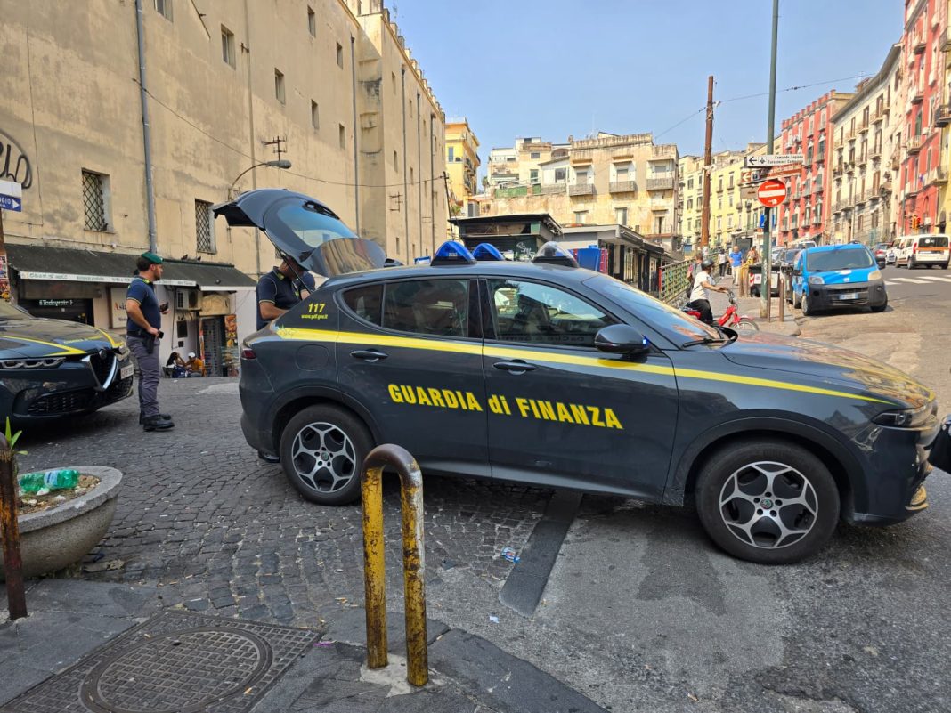 Napoli, blitz interforze a Montesanto: posti di blocco e perquisizioni. Si cercano armi e droga