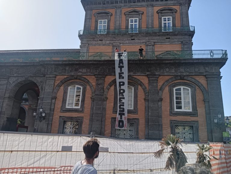 "Fate presto", lo striscione dei 1200 'tirocinanti bloccati' riappare sulla facciata di Palazzo Reale