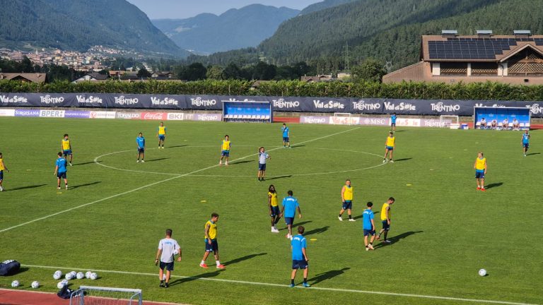 RILEGGI LIVE – Napoli a Dimaro, day 9: allenamento pomeridiano, c’è De Laurentiis tra i tifosi