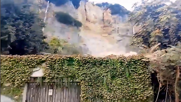 Forte scossa di terremoto avvertita alle 19:46 a Napoli e nella zona flegrea. La gente è subito scesa in strada