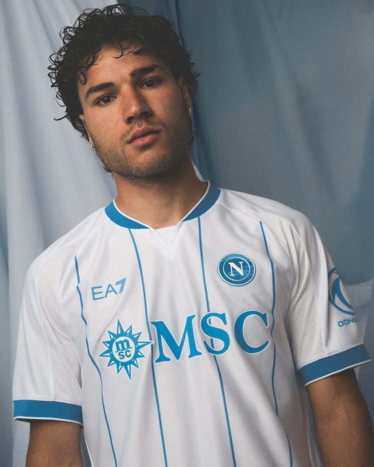Napoli, presentata la seconda maglia della stagione 2026/27: “Nápoles”, dedicata a chi vive lontano dalla città