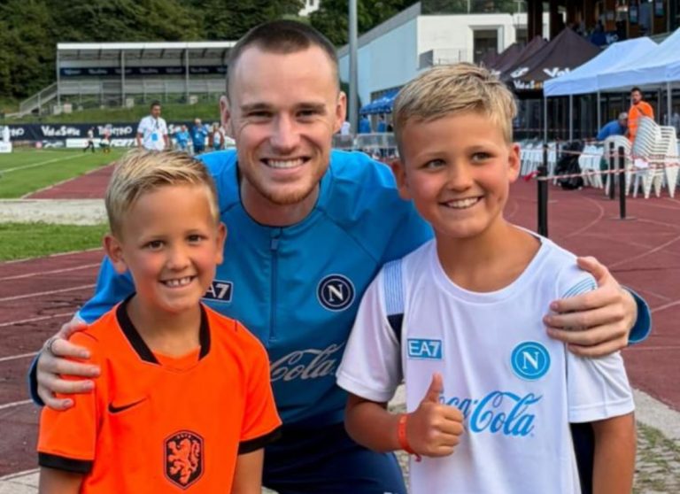 Napoli, Beukema riabbraccia il piccolo tifoso che pianse quando lasciò l’AZ Alkmaar