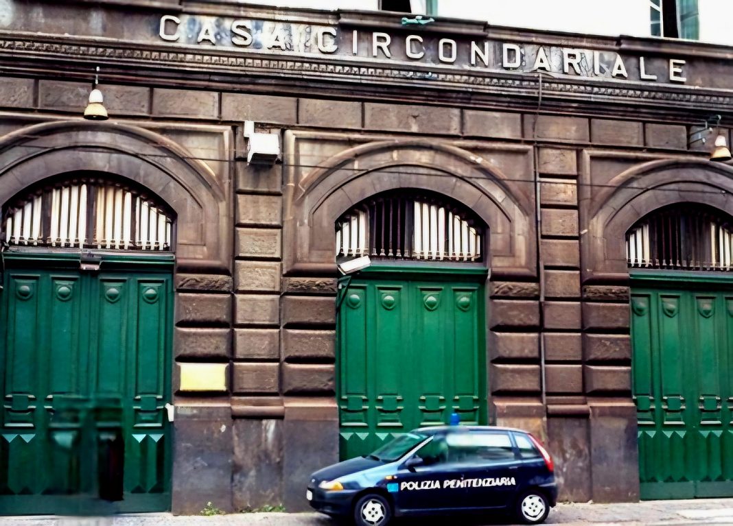 Era ai domiciliari; ma continuava a spacciare dalla sua abitazione. Le dosi di cocaina e crack calate col paniere