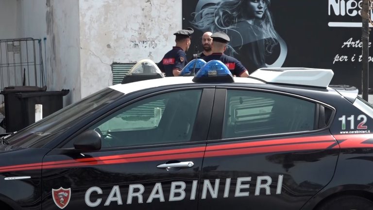 Nella notte accoltellati un 18enne e un 37enne in posti diversi di Casoria. Secondo i carabinieri i due episodi potrebbero essere collegati