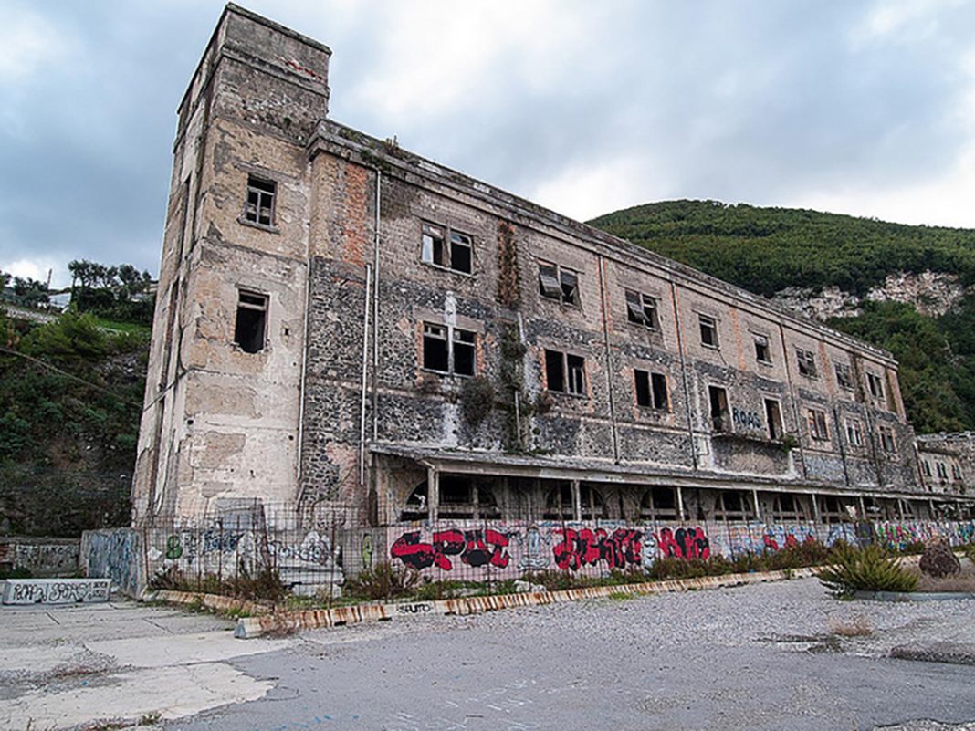 Fiamme e fumo nero nell’ex colonia dei Ferrovieri di Castellammare di Stabia. Un nuovo incendio è divampato questa mattina nello storico, imponente edificio in riva al mare, riportando l’attenzione su uno dei simboli del degrado cittadino.
