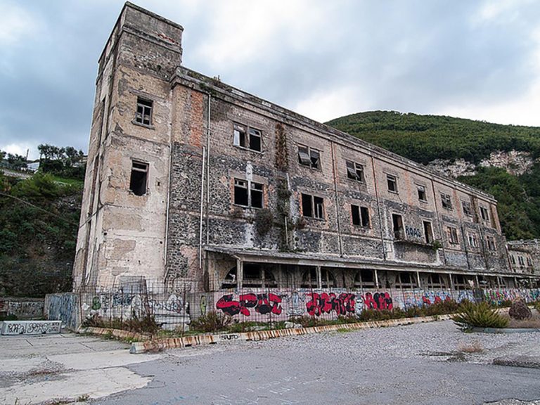 Fiamme e fumo nero nell’ex colonia dei Ferrovieri di Castellammare di Stabia. Un nuovo incendio è divampato questa mattina nello storico, imponente edificio in riva al mare, riportando l’attenzione su uno dei simboli del degrado cittadino.
