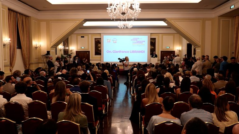 Tajani lancia la sfida per Napoli: "Prepariamoci alle Comunali"