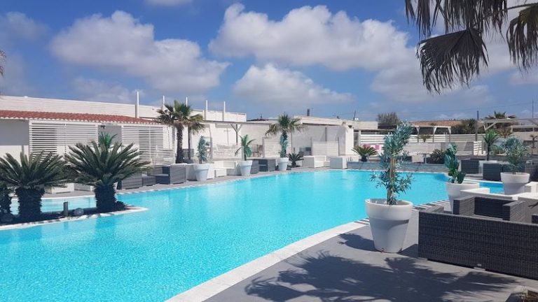 Blitz al Lido Bellariva a Castelvolturno, scatta il sequestro. Lo stabilimento balneare era abusivo. Aveva ristorante, piscine e appartamenti