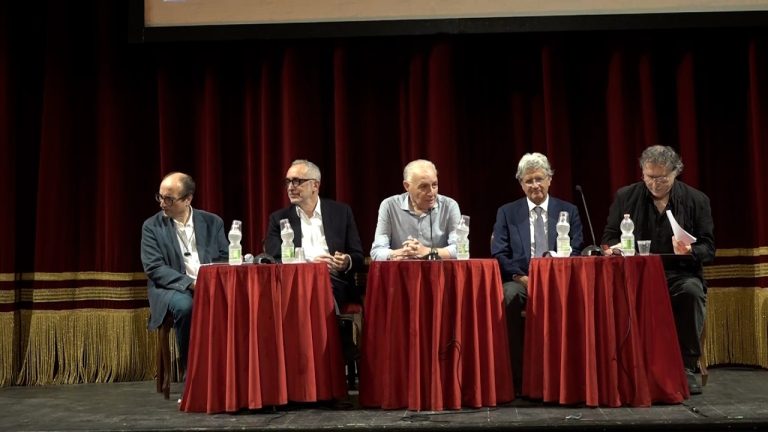 Curre curre uaglio’, al Trianon di Napoli comincia l’era Sepe