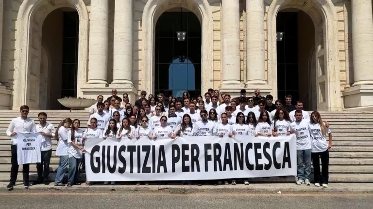 24enne morta al Cardarelli, protesta silenziosa di amici e parenti