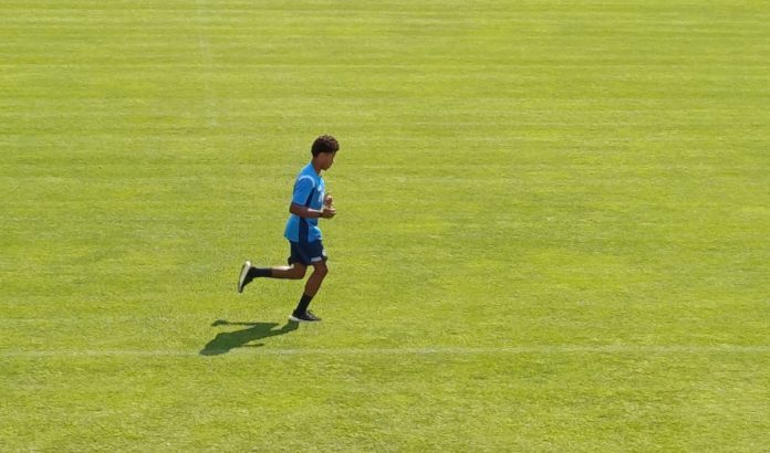 David Neres effettua dei giri di campo a Dimaro (Videoinformazioni.com)