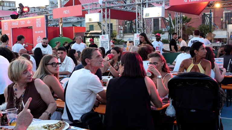 Pozzuoli, il Coca Cola Pizza Village illumina il lungomare