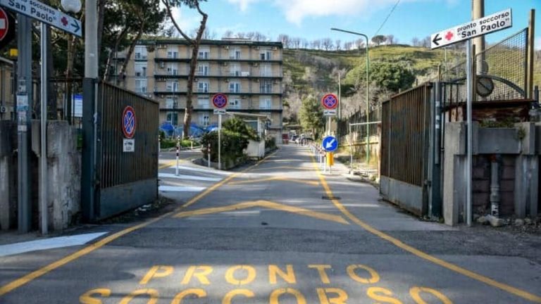 Il parcheggio di un Pronto Soccorso diventa una piazza di spaccio. Succede a Napoli, precisamente nell'area antistante l'ospedale San Paolo a Fuorigrotta. E' lì che i carabinieri hanno arrestato un 52enne già noto alle forze dell'ordine per detenzione di droga a fini di spaccio