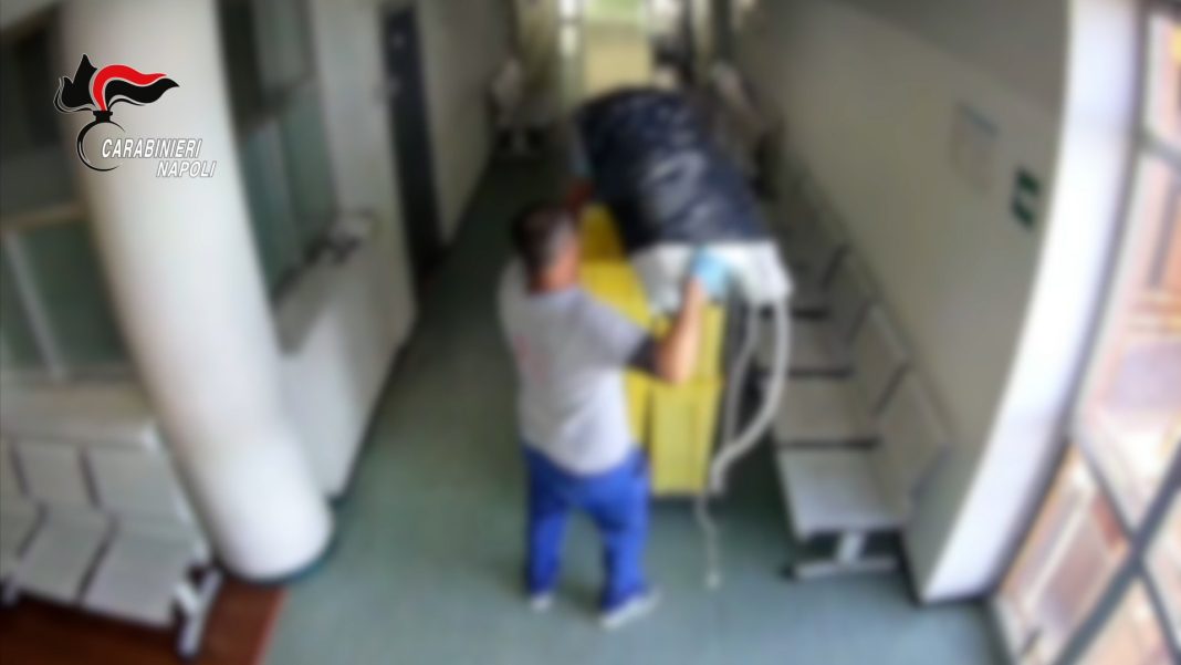 Ruba un condizionatore al Pascale