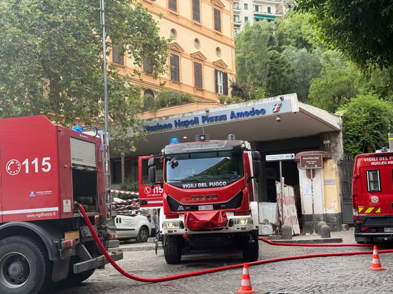 Paura a Napoli, fiamme nella stazione di piazza Amedeo