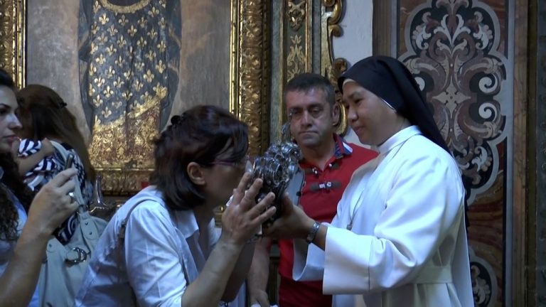 Santa Patrizia, si rinnova il miracolo: sciolto il sangue nella teca