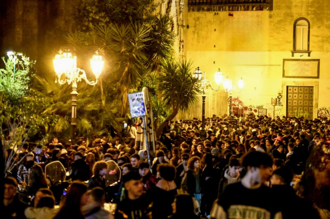 Obiettivo: legalità e sicurezza nell'area della movida a Napoli. Blitz dei carabinieri con il supporto dell'Asl e della polizia municipale che hanno stretto d'assedio il cerchio tra strade, locali e parcheggiatori abusivi