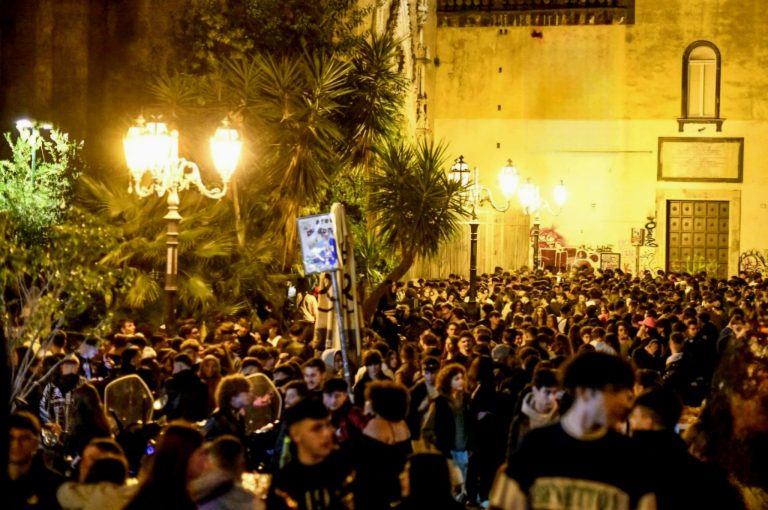 Obiettivo: legalità e sicurezza nell'area della movida a Napoli. Blitz dei carabinieri con il supporto dell'Asl e della polizia municipale che hanno stretto d'assedio il cerchio tra strade, locali e parcheggiatori abusivi