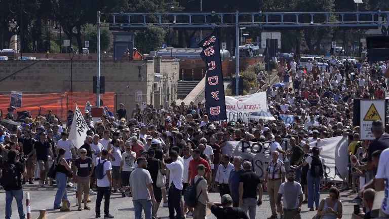 Pozzuoli, residenti e sfollati bloccano il porto