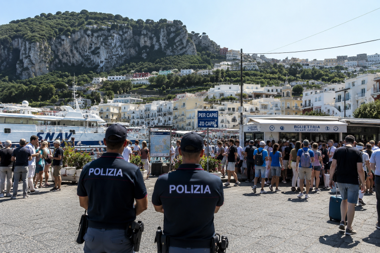 Rissa a Capri, il Prefetto aumenta misure di controllo: la vergogna sul web