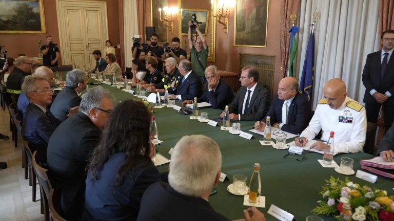 Campi Flegrei, vertice in prefettura con Piantedosi: passa l’ipotesi “Legge speciale”